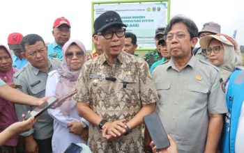 Gubernur Lampung Rahmat Mirzani Djausal saat menghadiri Panen Padi Model Program Pertanian Modern PM-AAS yang dilaksanakan Balai Besar Penerapan Modernisasi Pertanian Lampung di Desa Rama Nirwana, Kecamatan Seputih Raman, Kabupaten Lampung Tengah || Foto: Pemerintah Provinsi Lampung