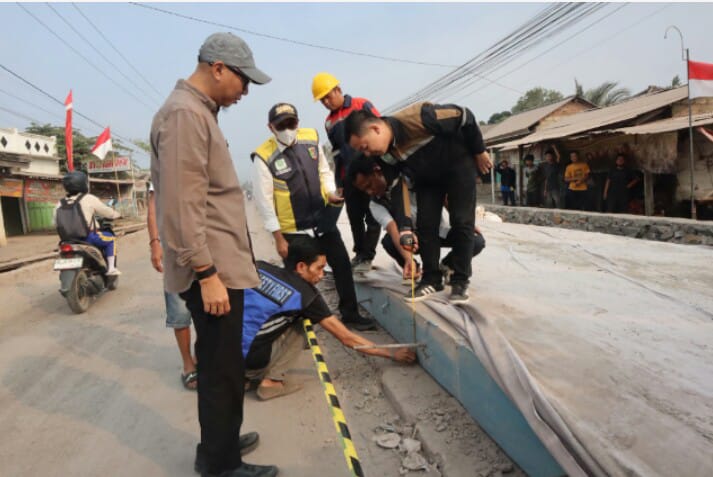 Gubernur Lampung Rahmat Mirzani Djausal meninjau progres pembangunan infrastruktur jalan pada ruas Metro–Kota Gajah di Kabupaten Lampung Tengah dan ruas Jalan Pattimura di Kota Metro || Foto: Pemerintah Provinsi Lampung