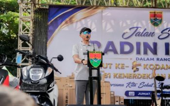 Gubernur Lampung, Rahmat Mirzani Djausal bersama Panglima Komando Daerah Militer (Pangdam) XXI/Raden Inten Mayjen TNI Kristomei Sianturi melepas sekaligus mengikuti kemeriahan Gerak Jalan Sehat di Lapangan Saburai, Bandar Lampung || Foto: Pemerintah Provinsi Lampung