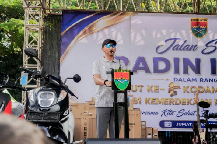 Gubernur Lampung, Rahmat Mirzani Djausal bersama Panglima Komando Daerah Militer (Pangdam) XXI/Raden Inten Mayjen TNI Kristomei Sianturi melepas sekaligus mengikuti kemeriahan Gerak Jalan Sehat di Lapangan Saburai, Bandar Lampung || Foto: Pemerintah Provinsi Lampung