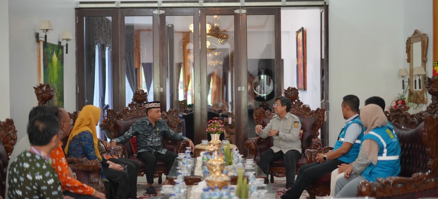 Manager PLN UP3 Metro Anas Febrian bersama Staf Ahli Menteri Pertanian Bidang Prasarana dan Sarana Pertanian Ir. Hermansyah serta Wali Kota Metro Bambang Iman Santoso saat memperkuat koordinasi dukungan kelistrikan bagi pengembangan pertanian modern || Foto: PLN UP3 Metro