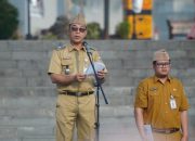 Staf Ahli Gubernur Bidang Pemerintahan, Hukum, dan Politik, Yanyan Ruchyansah, membacakan sambutan tertulis Gubernur Lampjnb saat menjadi pembina apel mingguan di lingkungan Sekretariat Daerah Provinsi Lampung || Foto: Pemerintah Provinsi Lampung