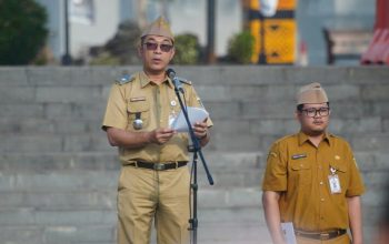 Staf Ahli Gubernur Bidang Pemerintahan, Hukum, dan Politik, Yanyan Ruchyansah, membacakan sambutan tertulis Gubernur Lampjnb saat menjadi pembina apel mingguan di lingkungan Sekretariat Daerah Provinsi Lampung || Foto: Pemerintah Provinsi Lampung