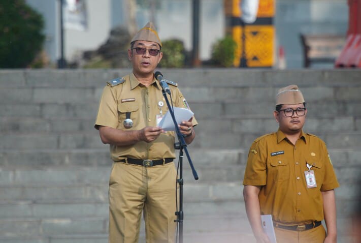 Staf Ahli Gubernur Bidang Pemerintahan, Hukum, dan Politik, Yanyan Ruchyansah, membacakan sambutan tertulis Gubernur Lampjnb saat menjadi pembina apel mingguan di lingkungan Sekretariat Daerah Provinsi Lampung || Foto: Pemerintah Provinsi Lampung