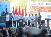 Presiden Republik Indonesia, Prabowo Subianto (tengah) secara simbolis melakukan penekanan tombol dalam Launching & Groundbreaking Program PLTS 100 GWp di Gilimanuk, Bali pada Selasa (25/8) || Foto: PLN