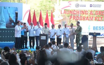 Presiden Republik Indonesia, Prabowo Subianto (tengah) secara simbolis melakukan penekanan tombol dalam Launching & Groundbreaking Program PLTS 100 GWp di Gilimanuk, Bali pada Selasa (25/8) || Foto: PLN