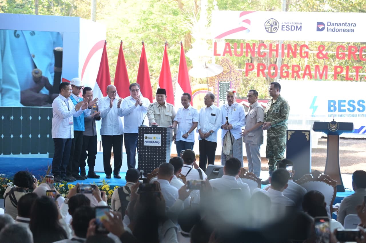 Presiden Republik Indonesia, Prabowo Subianto (tengah) secara simbolis melakukan penekanan tombol dalam Launching & Groundbreaking Program PLTS 100 GWp di Gilimanuk, Bali pada Selasa (25/8) || Foto: PLN