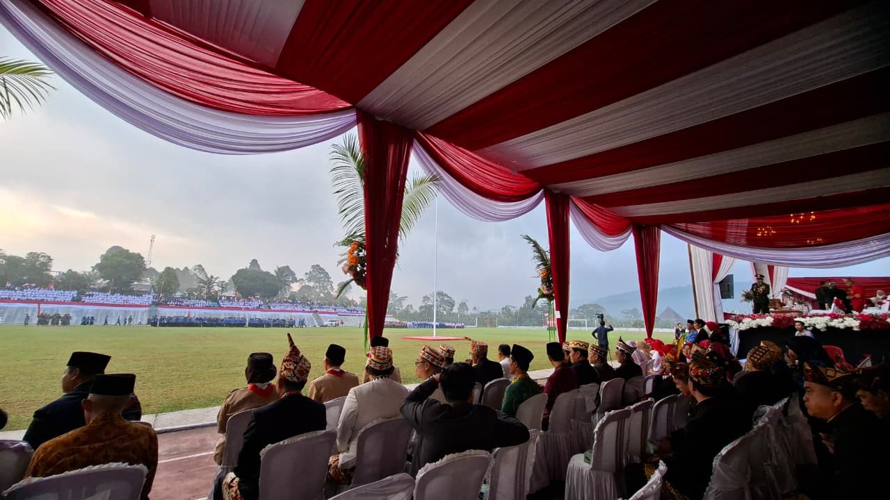 PLN ULP Liwa turut hadir dalam Upacara HUT ke-81 RI sebagai bentuk dukungan dan sinergi bersama Pemerintah Kabupaten Lampung Barat || Foto: PLN ULP Liwa