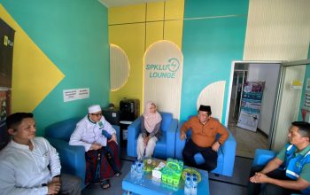 Kunjungan Prof. Ali Masykur Musa ke SPKLU Lounge ULP Talang Padang diisi dengan arahan kepada jajaran PLN UID Lampung untuk terus memperkuat pelayanan dan keandalan kelistrikan || Foto: PLN UP3 Pringsewu