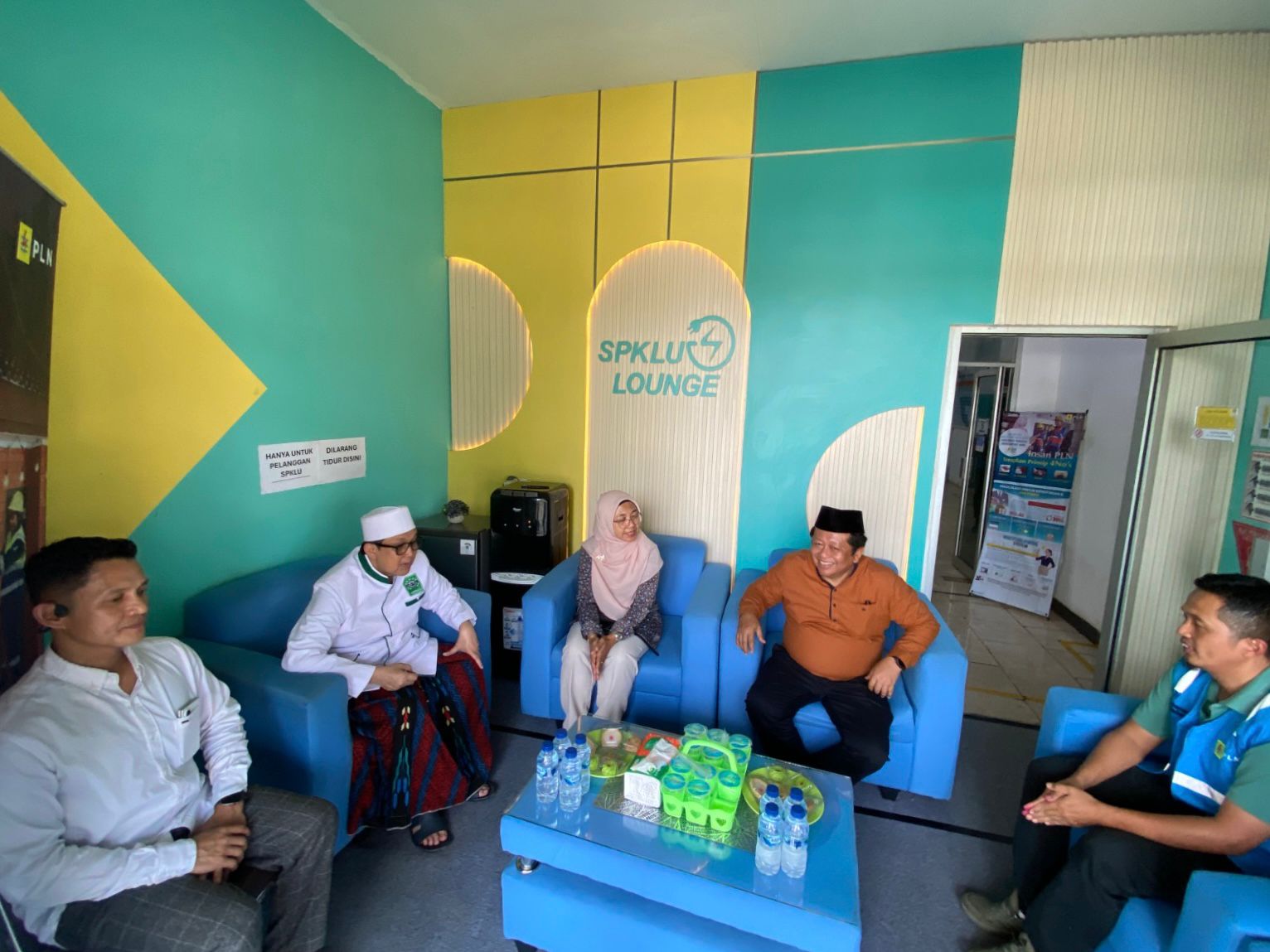 Kunjungan Prof. Ali Masykur Musa ke SPKLU Lounge ULP Talang Padang diisi dengan arahan kepada jajaran PLN UID Lampung untuk terus memperkuat pelayanan dan keandalan kelistrikan || Foto: PLN UP3 Pringsewu