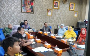Sekdaprov Lampung, Marindo Kurniawan saat memimpin Rapat Penguatan Peran Biro Perekonomian sebagai Pengendali, Pengintegrasi, dan Akselerator Pertumbuhan Ekonomi Lampung yang Inklusif, Mandiri, dan Inovatif, di Ruang Kerja Sekda || Foto: Pemerintah Provinsi Lampung