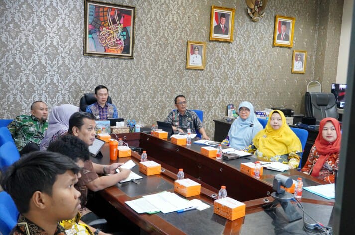 Sekdaprov Lampung, Marindo Kurniawan saat memimpin Rapat Penguatan Peran Biro Perekonomian sebagai Pengendali, Pengintegrasi, dan Akselerator Pertumbuhan Ekonomi Lampung yang Inklusif, Mandiri, dan Inovatif, di Ruang Kerja Sekda || Foto: Pemerintah Provinsi Lampung