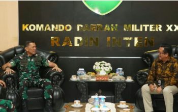 General Manager PLN UID Lampung Noer Soeratmoko bersama Pangdam XXI/Radin Inten Mayjen TNI Kristomei Sianturi dalam audiensi memperkuat sinergi mendukung program strategis nasional di Provinsi Lampung || Foto: PLN UID Lampung