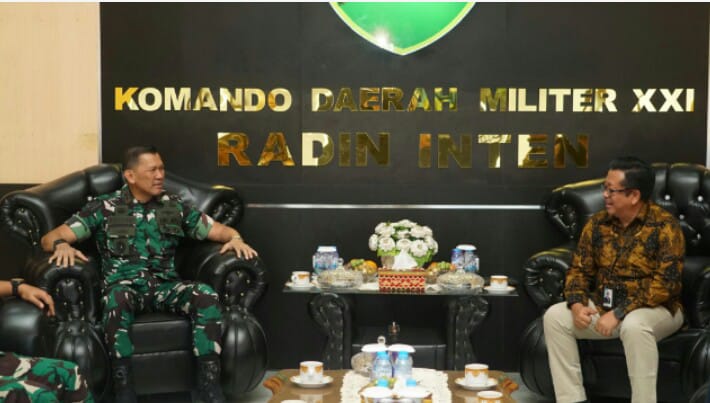 General Manager PLN UID Lampung Noer Soeratmoko bersama Pangdam XXI/Radin Inten Mayjen TNI Kristomei Sianturi dalam audiensi memperkuat sinergi mendukung program strategis nasional di Provinsi Lampung || Foto: PLN UID Lampung