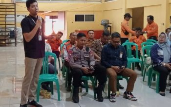 Manager PLN ULP Bumi Abung, Tatas Ardhy Prihanto, memaparkan kesiapsiagaan PLN dalam menjaga keamanan infrastruktur dan keandalan jaringan listrik sebagai bagian dari upaya mitigasi potensi kebakaran || Foto: PLN UP3 Kotabumi