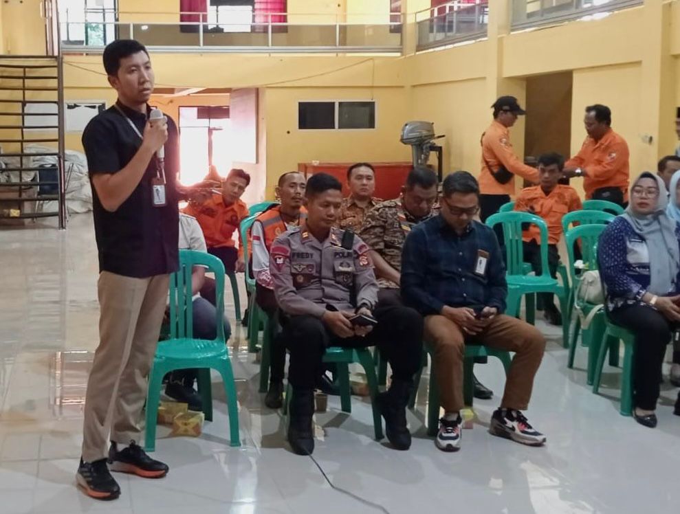 Manager PLN ULP Bumi Abung, Tatas Ardhy Prihanto, memaparkan kesiapsiagaan PLN dalam menjaga keamanan infrastruktur dan keandalan jaringan listrik sebagai bagian dari upaya mitigasi potensi kebakaran || Foto: PLN UP3 Kotabumi