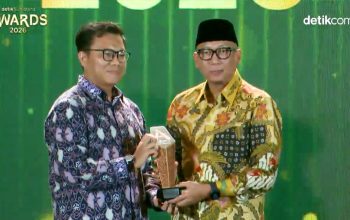 Gubernur Lampung Rahmat Mirza Djausal saat menerima Anugerah Pembangunan Terpuji Kategori Inovasi Pendidikan dan Pemberdayaan Sumberdaya Manusia dalam ajang detikSumatera Awards 2026 di Grand Ballroom Trans Hotel Jakarta, Depok, Jawa Barat || Foto: Pemerintah Provinsi Lampung