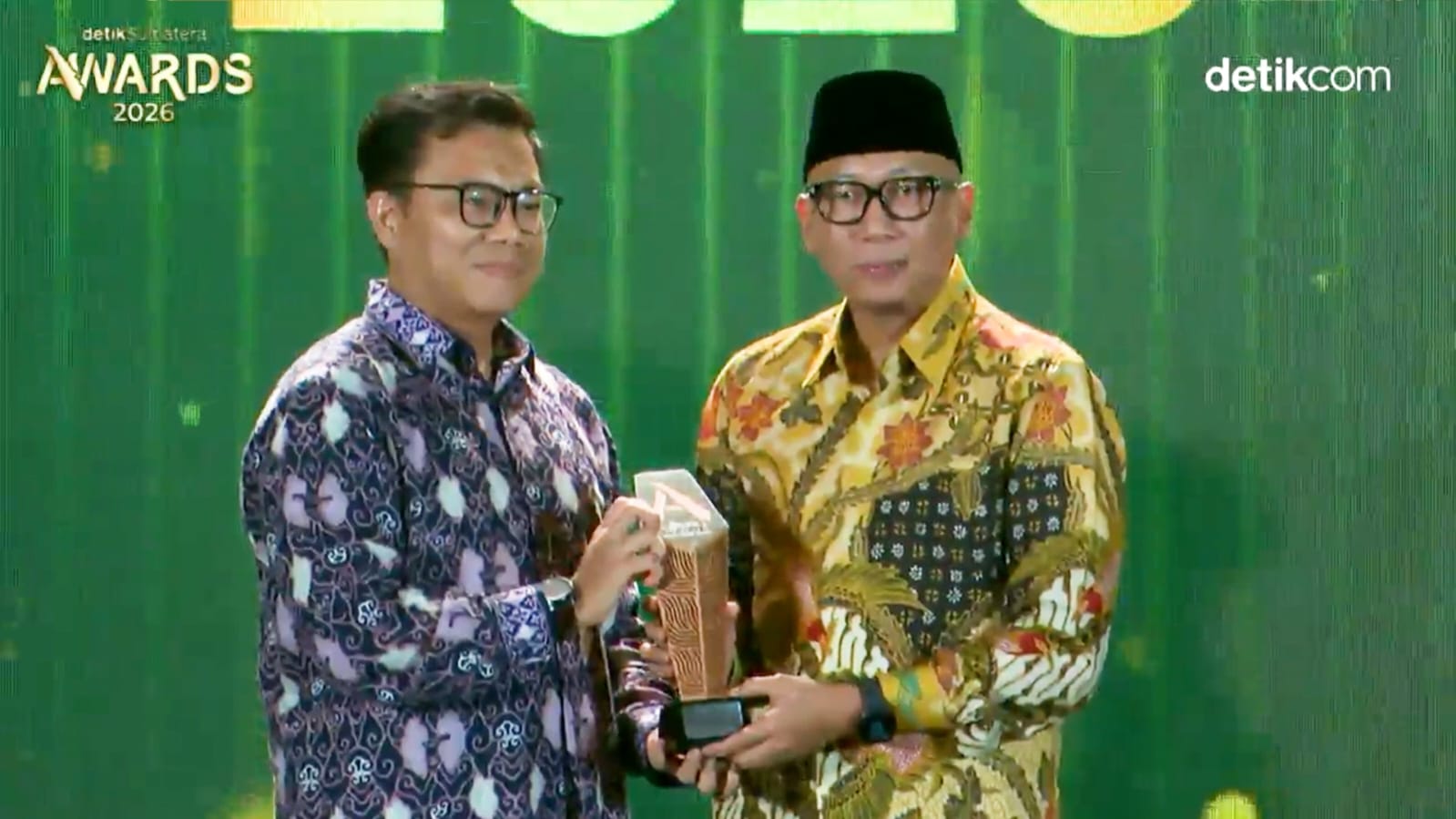 Gubernur Lampung Rahmat Mirza Djausal saat menerima Anugerah Pembangunan Terpuji Kategori Inovasi Pendidikan dan Pemberdayaan Sumberdaya Manusia dalam ajang detikSumatera Awards 2026 di Grand Ballroom Trans Hotel Jakarta, Depok, Jawa Barat || Foto: Pemerintah Provinsi Lampung