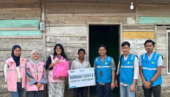 Sambut Hari Pelanggan Nasional, PLN UP3 Kotabumi Sambung Listrik Gratis Lewat Program LUTD