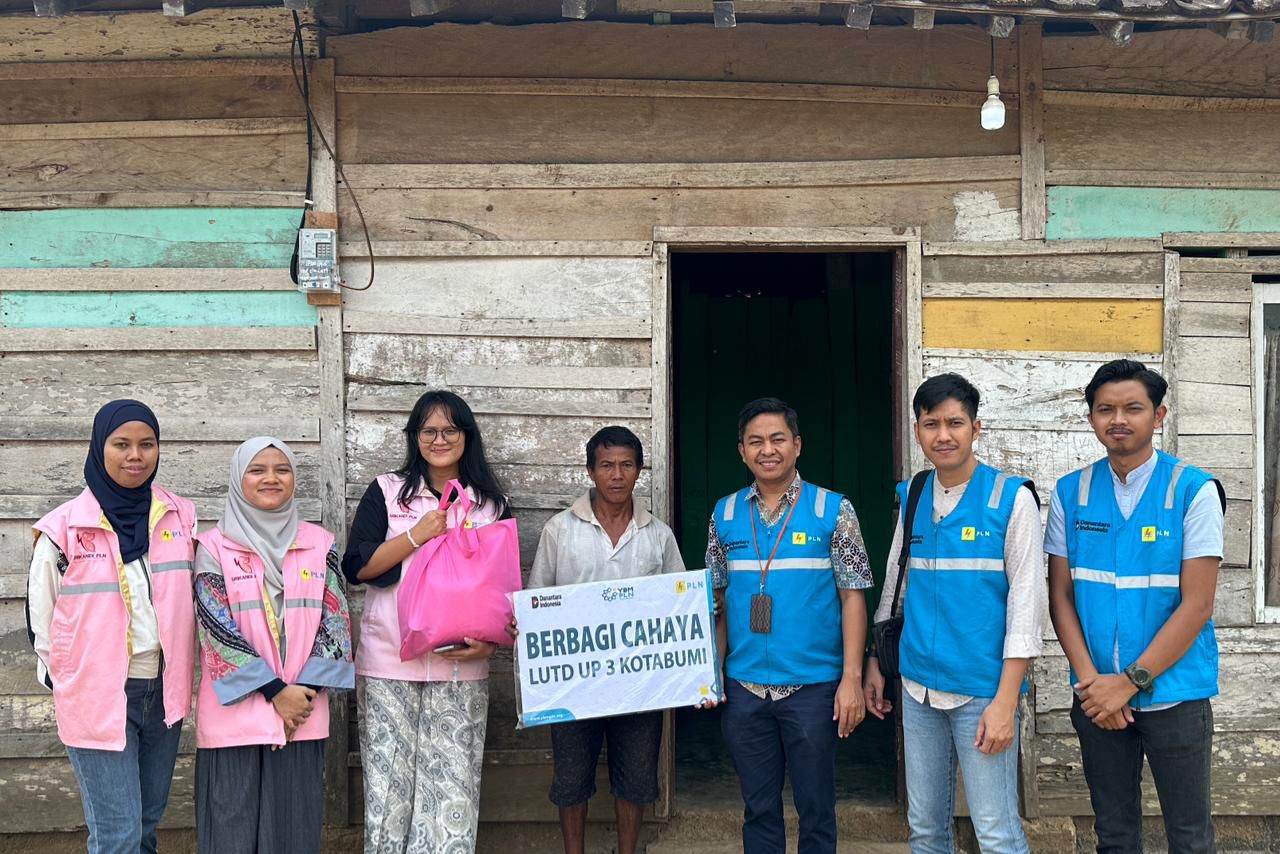PLN UP3 Kotabumi bersama penerima manfaat program Light Up the Dream (LUTD) menghadirkan kebahagiaan melalui sambungan listrik gratis menjelang Hari Pelanggan Nasional || Foto: PLN UP3 Kotabumi
