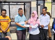 Warga Gedong Air melalui kelurahan menyalurkan bantuan untuk korban kebakaran || Foto: Ridho/5W1HINDONESIA.
