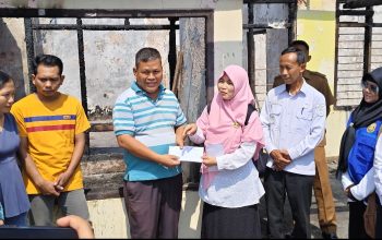 Warga Gedong Air melalui kelurahan menyalurkan bantuan untuk korban kebakaran || Foto: Ridho/5W1HINDONESIA.