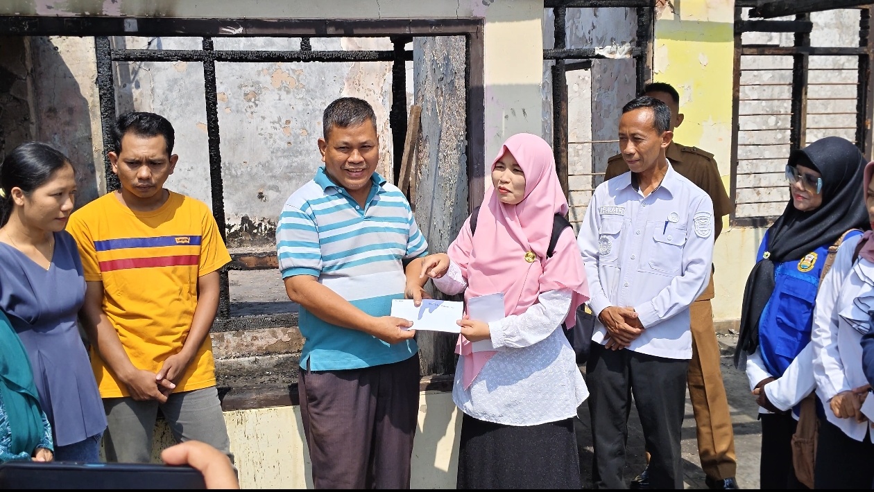 Warga Gedong Air melalui kelurahan menyalurkan bantuan untuk korban kebakaran || Foto: Ridho/5W1HINDONESIA.