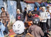 Walikota Bandar Lampung, Eva Dwiana membagikan 10.000 bendera gratis untuk pengguna jalan || Foto: Ridho/5W1HINDONESIA.ID