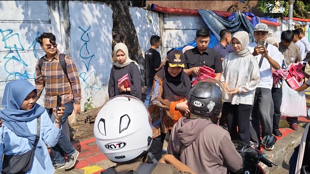 Walikota Bandar Lampung, Eva Dwiana membagikan 10.000 bendera gratis untuk pengguna jalan || Foto: Ridho/5W1HINDONESIA.ID