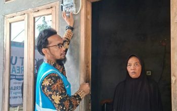 Program Light Up the Dream YBM PLN UP3 Tanjung Karang kembali menghadirkan manfaat bagi masyarakat. Ibu Painem dan keluarga di Desa Sabah Balau, Lampung Selatan || Foto: PLN UP3 Tanjung Karang