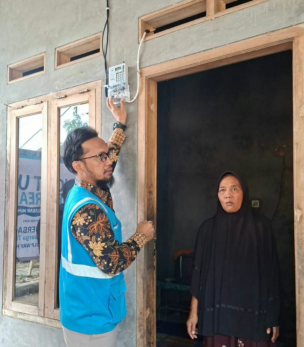Program Light Up the Dream YBM PLN UP3 Tanjung Karang kembali menghadirkan manfaat bagi masyarakat. Ibu Painem dan keluarga di Desa Sabah Balau, Lampung Selatan || Foto: PLN UP3 Tanjung Karang
