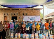 General Manager PLN UID Lampung Noer Soeratmoko bersama jajaran PLN, YBM PLN UP3 Metro, pemerintah daerah, dan masyarakat penerima manfaat berfoto bersama usai kegiatan penyalaan listrik gratis melalui program Light Up The Dream (LUTD) di Kota Metro || Foto: PLN UID Lampung