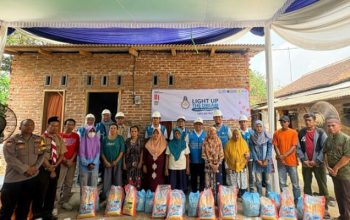General Manager PLN UID Lampung Noer Soeratmoko bersama jajaran PLN, YBM PLN UP3 Metro, pemerintah daerah, dan masyarakat penerima manfaat berfoto bersama usai kegiatan penyalaan listrik gratis melalui program Light Up The Dream (LUTD) di Kota Metro || Foto: PLN UID Lampung
