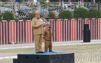 Staf Ahli Gubernur Lampung Bidang Kemasyarakatan dan SDM, Lukman Pura, saat membacakan sambutan tertulis Gubernur Lampung  pada Apel Mingguan di Lingkungan Sekretariat Daerah Provinsi Lampung || Foto: Pemerintah Provinsi Lampung