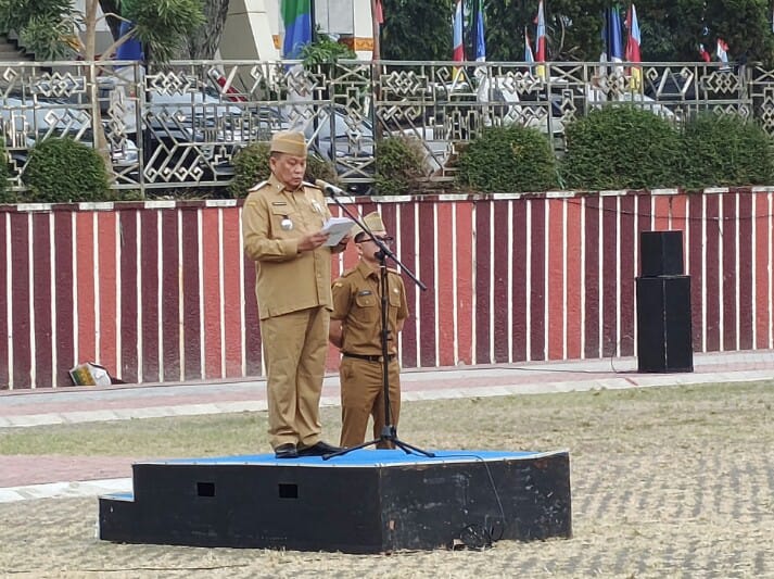 Staf Ahli Gubernur Lampung Bidang Kemasyarakatan dan SDM, Lukman Pura, saat membacakan sambutan tertulis Gubernur Lampung  pada Apel Mingguan di Lingkungan Sekretariat Daerah Provinsi Lampung || Foto: Pemerintah Provinsi Lampung