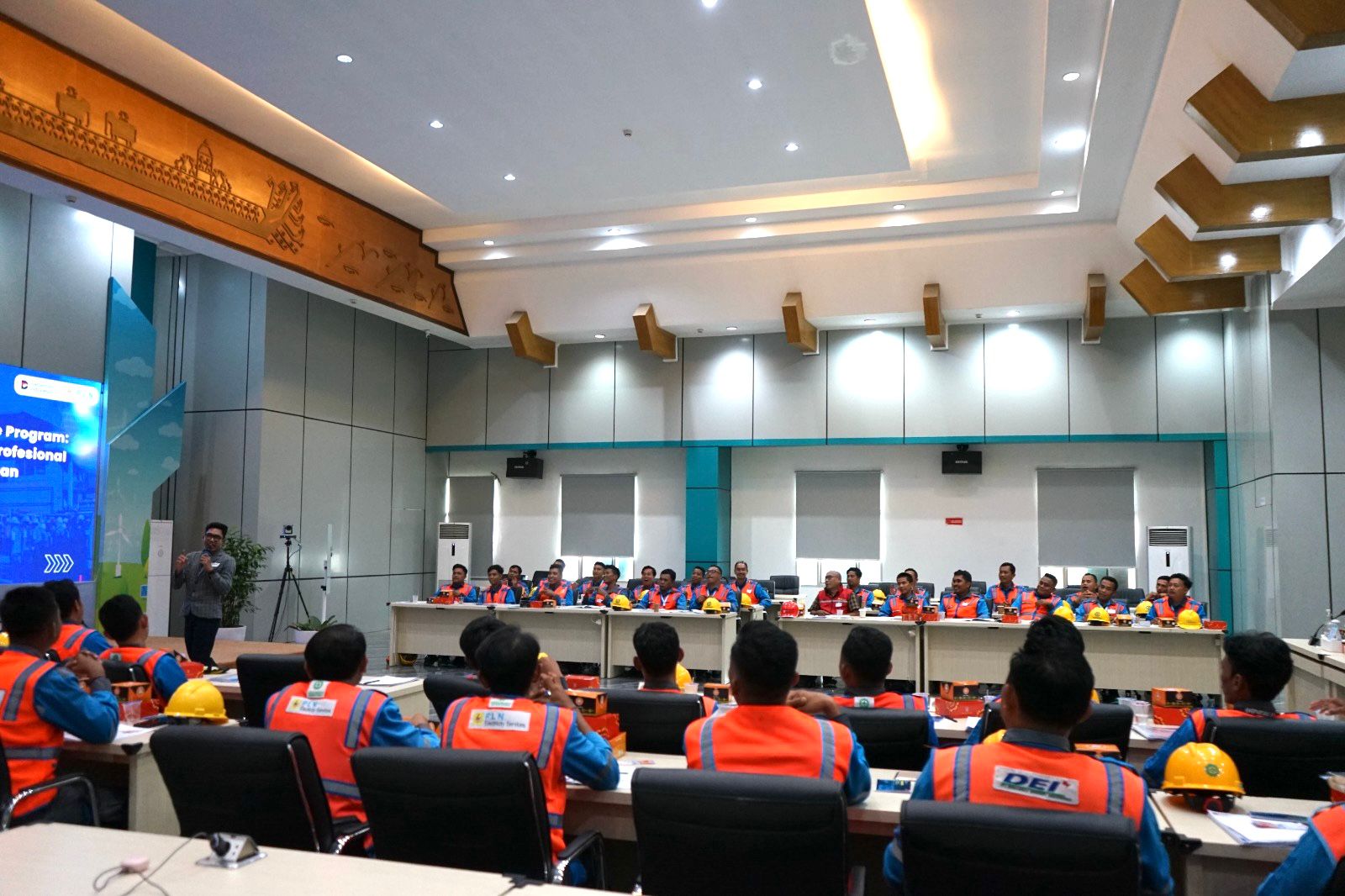 PLN UID Lampung membekali petugas Pelayanan Teknik (Yantek) dengan pemahaman Customer Experience melalui Pelatihan CX100. Penguatan kompetensi ini diharapkan mampu mendukung pelayanan teknik yang semakin cepat, tepat, ramah, dan andal kepada pelanggan || Foto: PLN UID Lampung