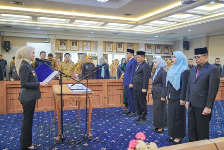 Wagub Lampung Jihan Nurlela melantik dan mengambil sumpah/janji jabatan Pejabat Pimpinan Tinggi Pratama dan Pejabat Administrator di lingkungan Pemprov Lampung, di Ruang Rapat Utama Gubernur Lampung || Foto: Pemerintah Provinsi Lampung