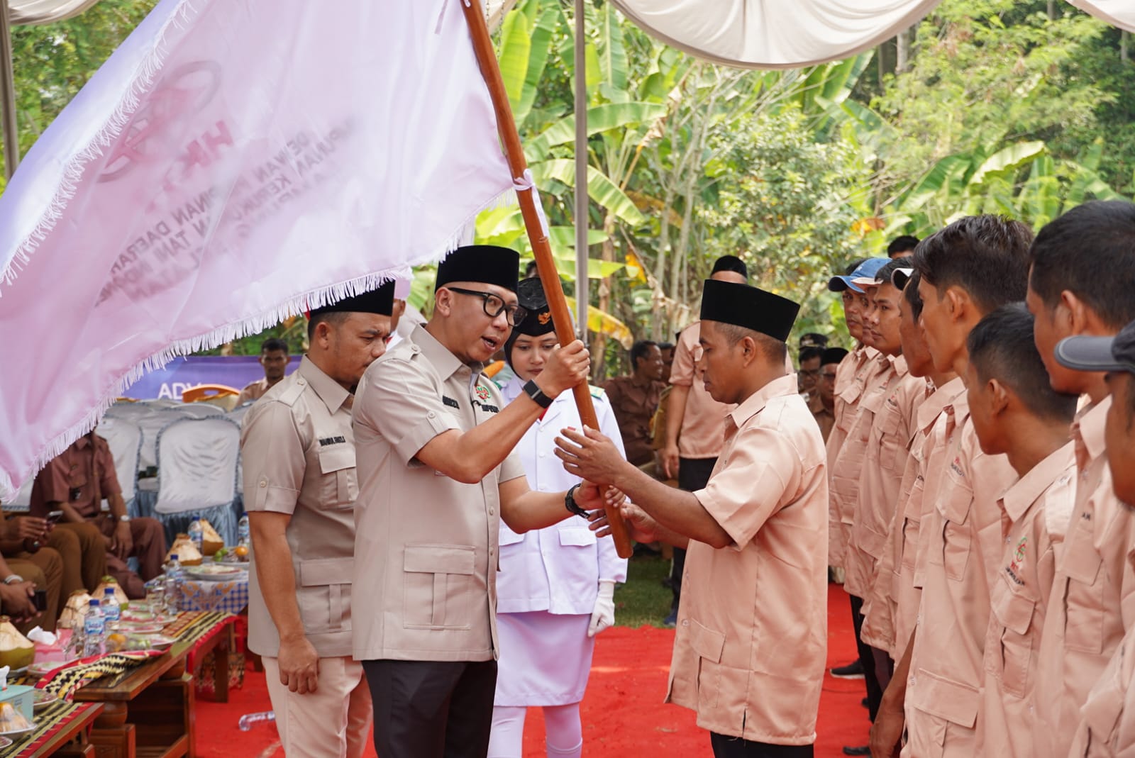 Gubernur selaku Ketua HKTI Provinsi Lampung melantik PAC dan Pengurus Ranting Himpunan Kerukunan Tani Indonesia (HKTI) se-Kabupaten Lampung Selatan di Desa Gandri, Kecamatan Penengahan || Foto: Pemerintah Provinsi Lampung