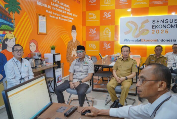 Gubernur Lampung Rahmat Mirzani Djausal bersama Sekdaprov Marindo Kurniawan melakukan peninjauan langsung atas progres pelaksanaan Sensus Ekonomi 2026 di Kantor Badan Pusat Statistik (BPS) Provinsi Lampung || Foto: Pemprov Lampung