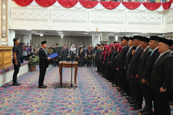 Sekdaprov Lampung Marindo Kurniawan melantik dan mengambil sumpah/janji Jabatan Pejabat Administrator dan Pejabat Pengawas di Lingkungan Pemerintah Provinsi Lampung || Foto: Pemerintah Provinsi Lampung