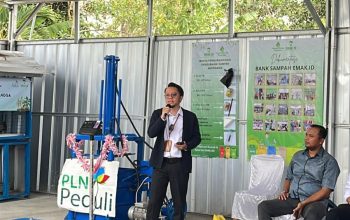 Manager Komunikasi dan TJSL PLN UID Lampung, Badai Marindro, mengatakan dukungan PLN terhadap Bank Sampah Emak.ID merupakan bentuk komitmen perusahaan dalam memberikan kontribusi positif bagi masyarakat dan lingkungan || Foto: PLN UID Lampung