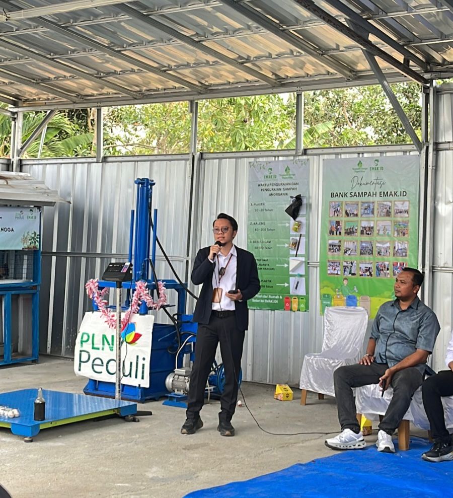 Manager Komunikasi dan TJSL PLN UID Lampung, Badai Marindro, mengatakan dukungan PLN terhadap Bank Sampah Emak.ID merupakan bentuk komitmen perusahaan dalam memberikan kontribusi positif bagi masyarakat dan lingkungan || Foto: PLN UID Lampung