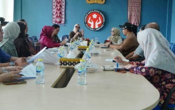 Ketua Dekranasda Provinsi Lampung, Purnama Wulan Sari Mirza, saat memimpin rapat pembahasan kerja sama antara Dekranasda Provinsi Lampung dengan usaha kuliner lokal yang berlangsung di ruang rapat Dekranasda Provinsi Lampung || Foto: Pemerintah Provinsi Lampung