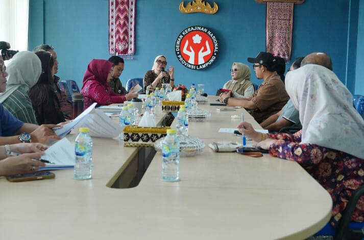 Ketua Dekranasda Provinsi Lampung, Purnama Wulan Sari Mirza, saat memimpin rapat pembahasan kerja sama antara Dekranasda Provinsi Lampung dengan usaha kuliner lokal yang berlangsung di ruang rapat Dekranasda Provinsi Lampung || Foto: Pemerintah Provinsi Lampung