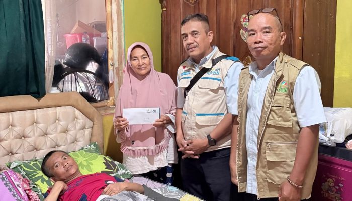 YBM PLN UP3 Tanjung Karang Salurkan Bantuan Pengobatan Warga Sukadana Ham