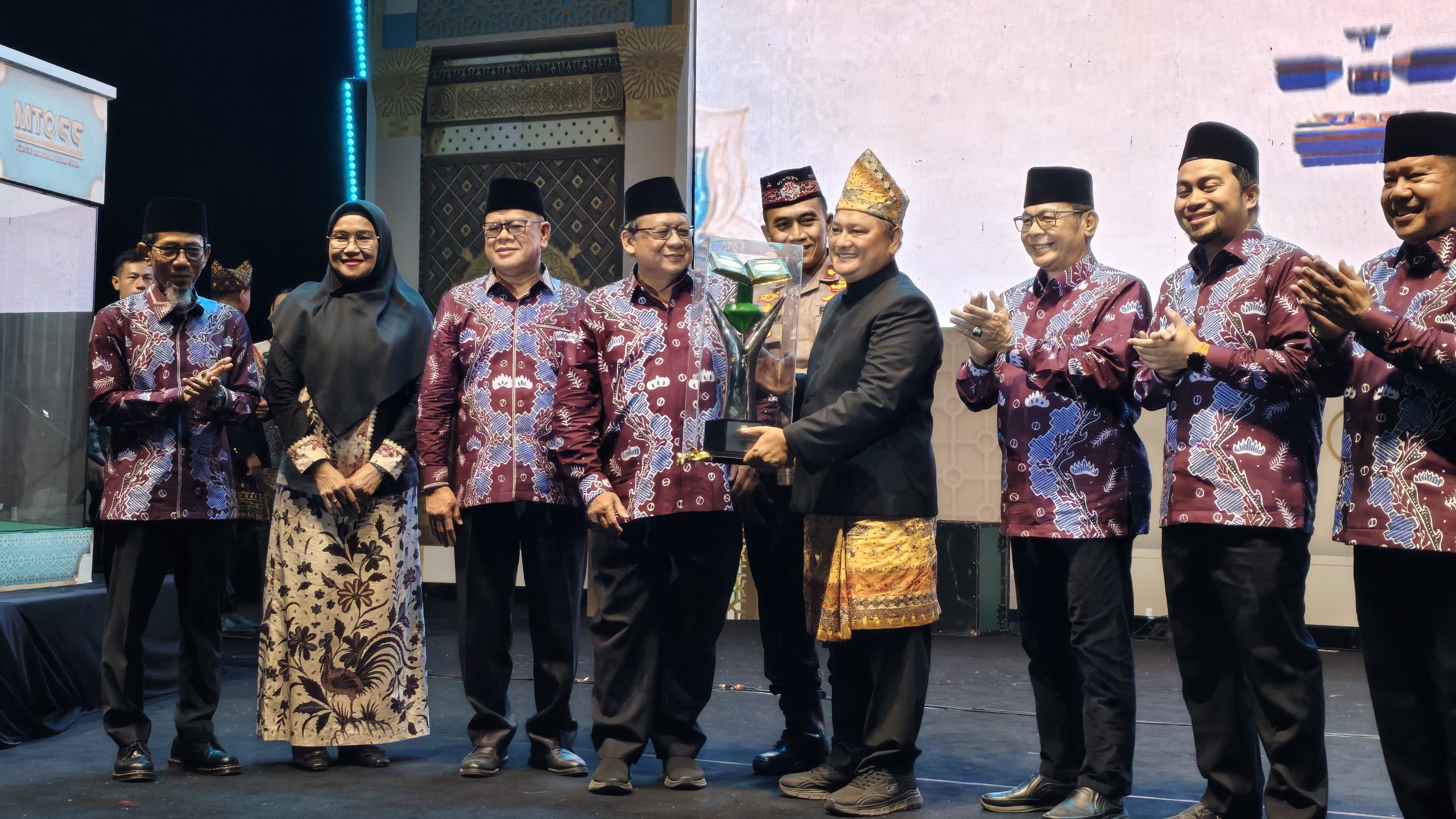Wakil Walikota Bandar Lampung, Dedi Amarullah menyerahkan piala bergilir MTQ tingkat Bandar Lampung || Foto: 5w1hindonesia id/Ridho