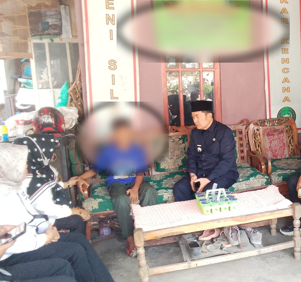 Camat Rajabasa, Rachmat mewakili pemkot Bandar Lampung menjenguk korban || Foto. Dokumentasi Kecamatan Rajabasa || 5w1hindonesia.id
