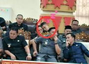 Camat Langkapura, Andi Darma Wijaya tertangkap kamera sedang tertidur saat rapat paripurna || Foto: 5w1hindonesia.id
