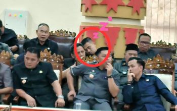 Camat Langkapura, Andi Darma Wijaya tertangkap kamera sedang tertidur saat rapat paripurna || Foto: 5w1hindonesia.id