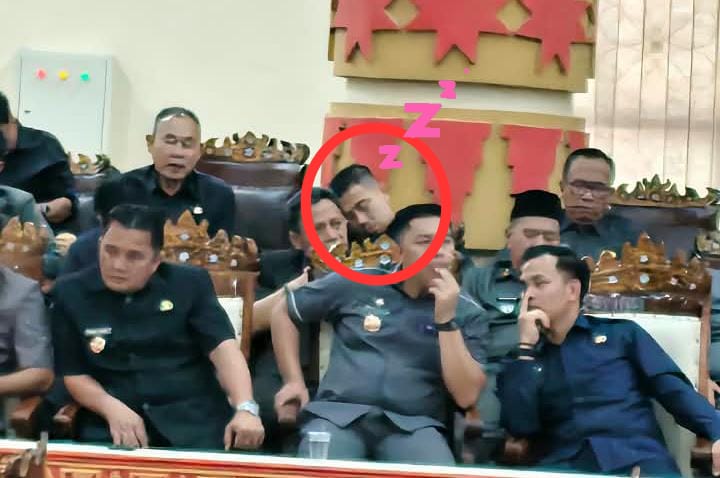 Camat Langkapura, Andi Darma Wijaya tertangkap kamera sedang tertidur saat rapat paripurna || Foto: 5w1hindonesia.id